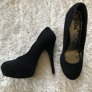 Black Pumps